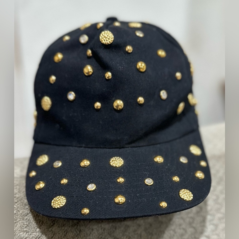 Hat stoned KC
Hat stone gold beautiful hat, rhinestone studded, snapback, black.